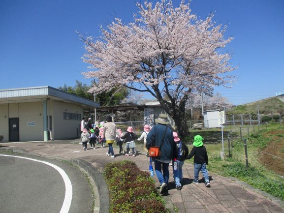 そら組・たいよう組のこどもたちが手をつないで阿武隈急行丸森駅まで歩きました。