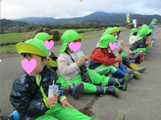 阿武隈川と丸森橋を背景におやつの時間♪♪