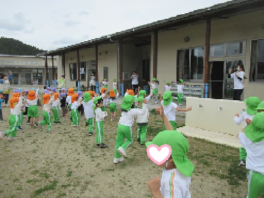 外で元気いっぱいダンスを踊ったよ♪