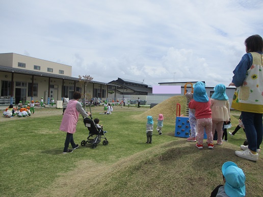 未満児さんもかけっこの後は築山に登って応援タイム♪