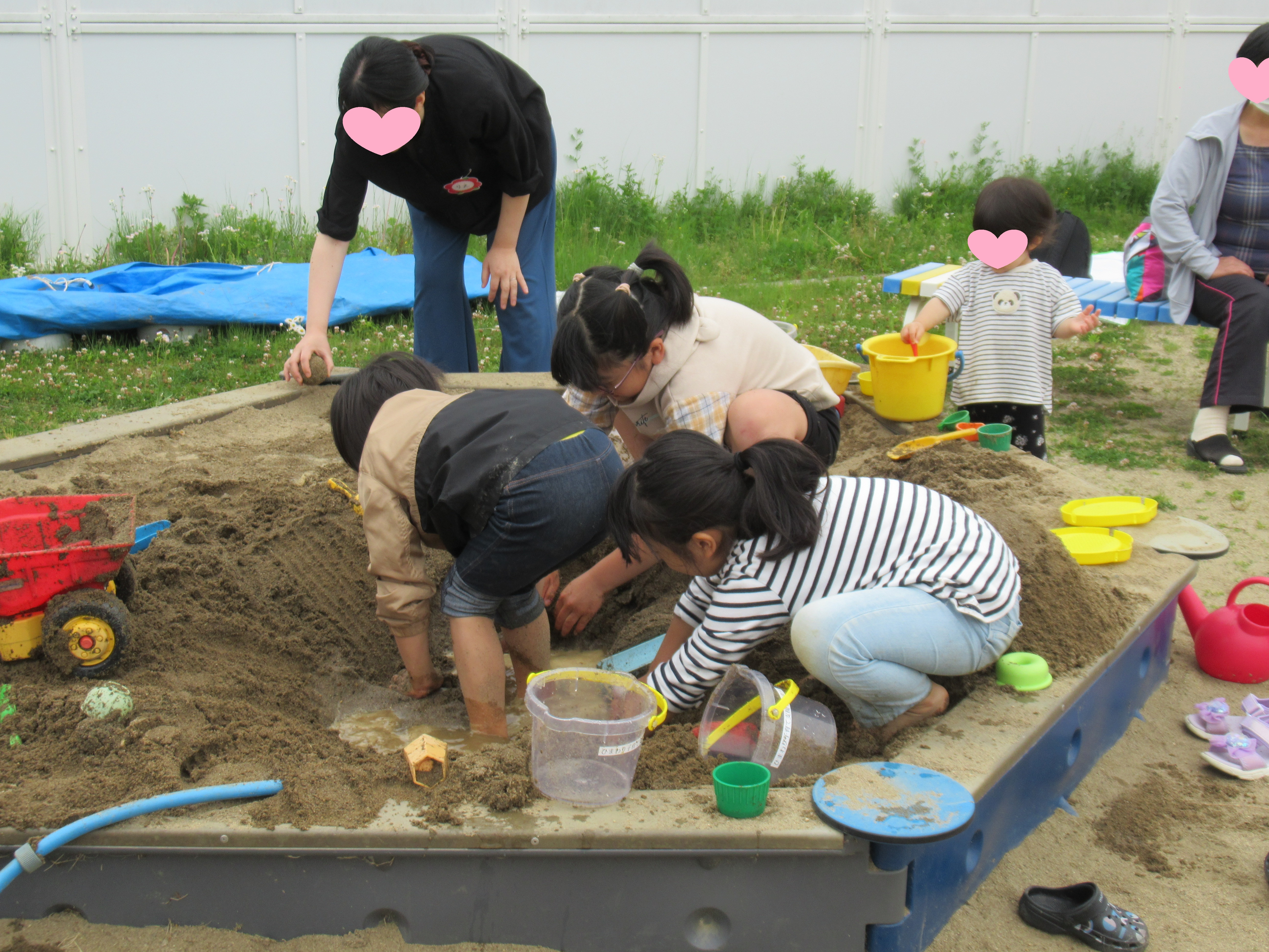 姉弟で力を合わせて、砂を掘ったり水を入れたり、ダイナミックに遊びました!