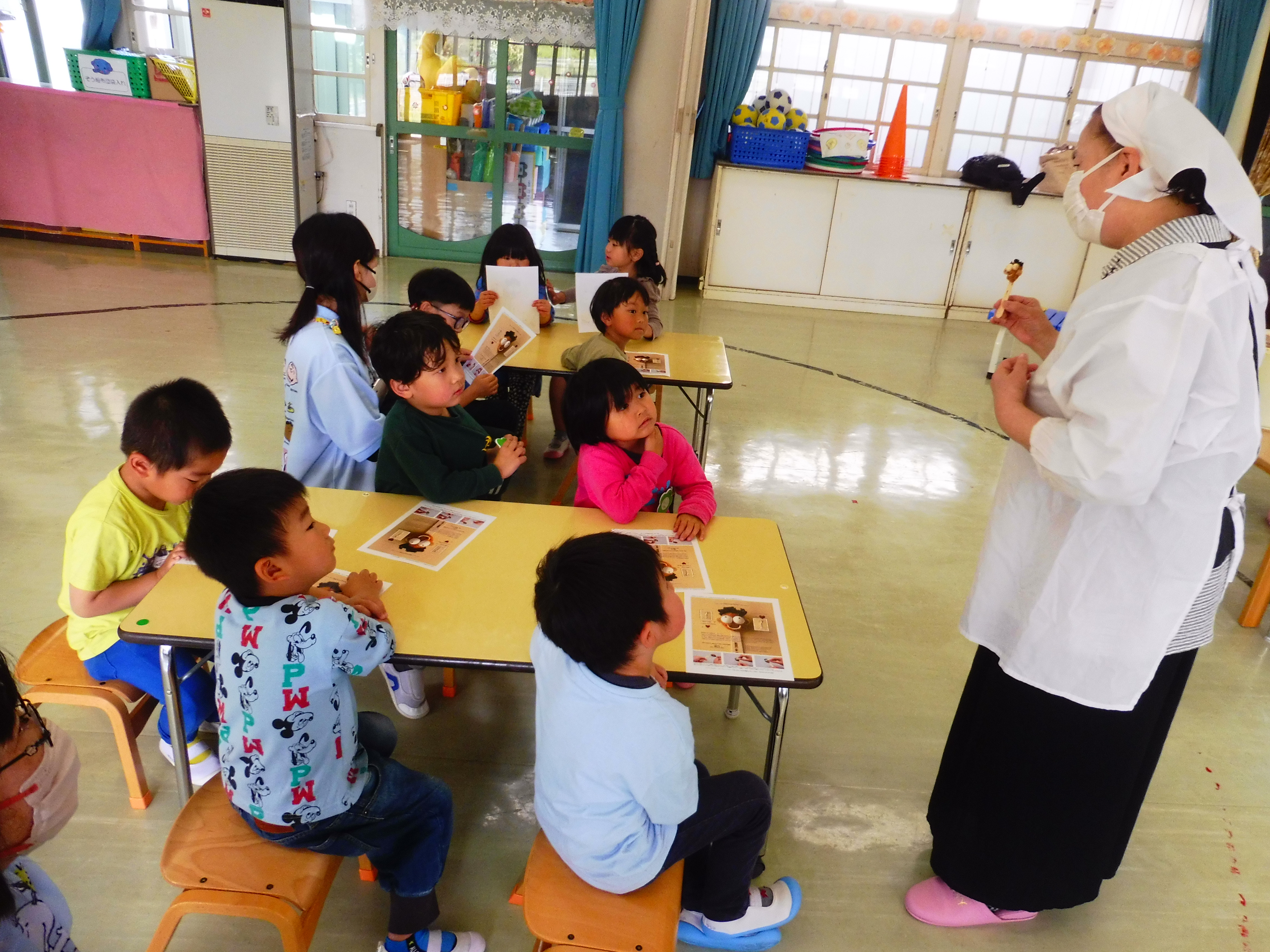 わくわくしながら話を聞く子どもたち