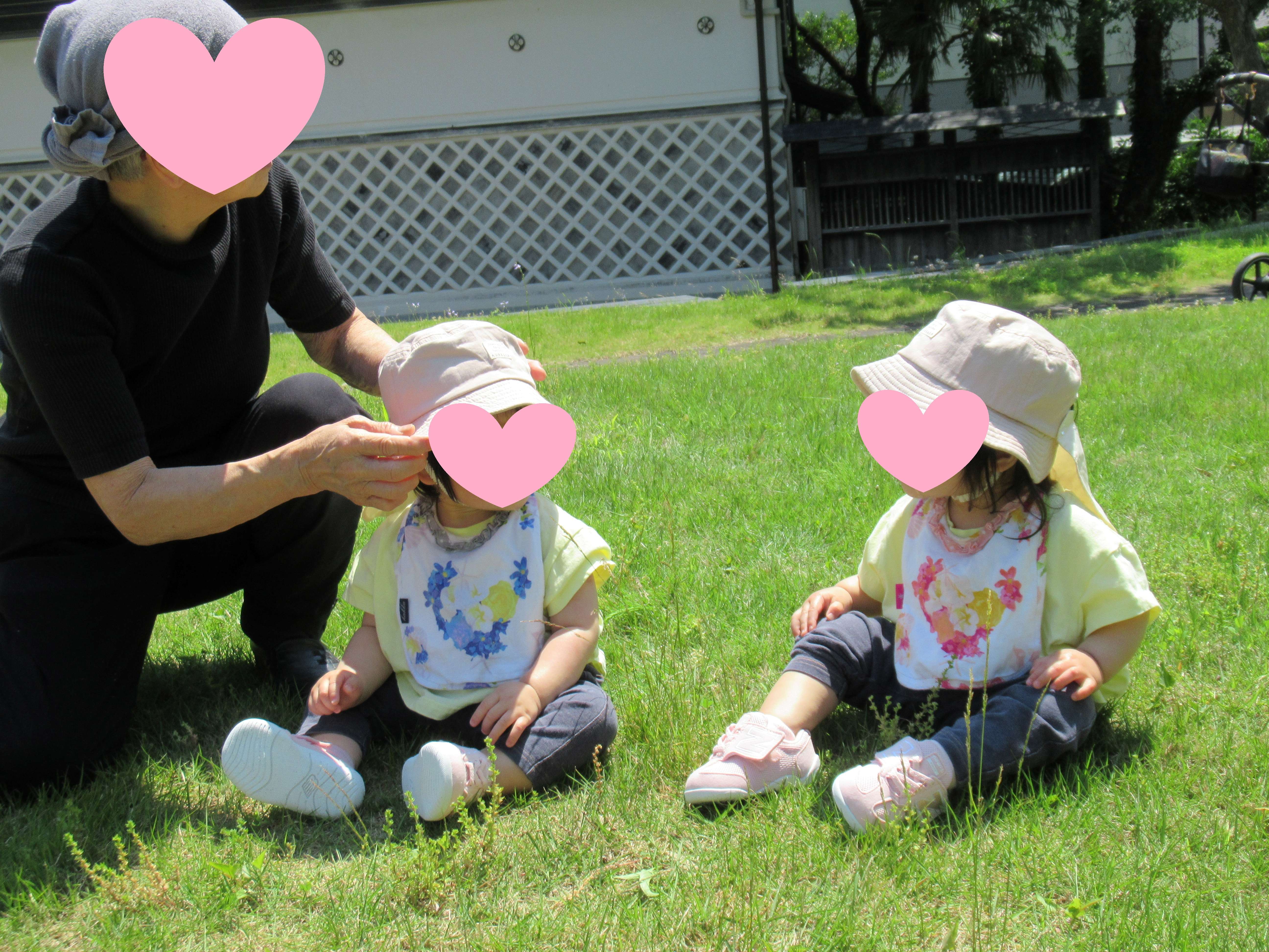 芝生デビュー！初めての感触に目を見合わせているところです♪