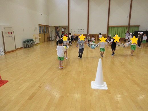 一年生と年長児が息を合わせてボール運びゲームをしました♪