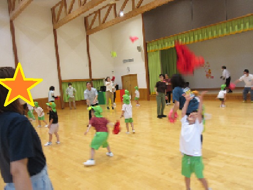 ジャンプしたり、投げたり、よじ登ったり、走ったり…！体をおもいきり動かして遊びました♪