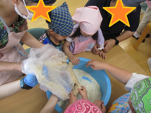 麹と塩を合わせて混ぜ混ぜ♪