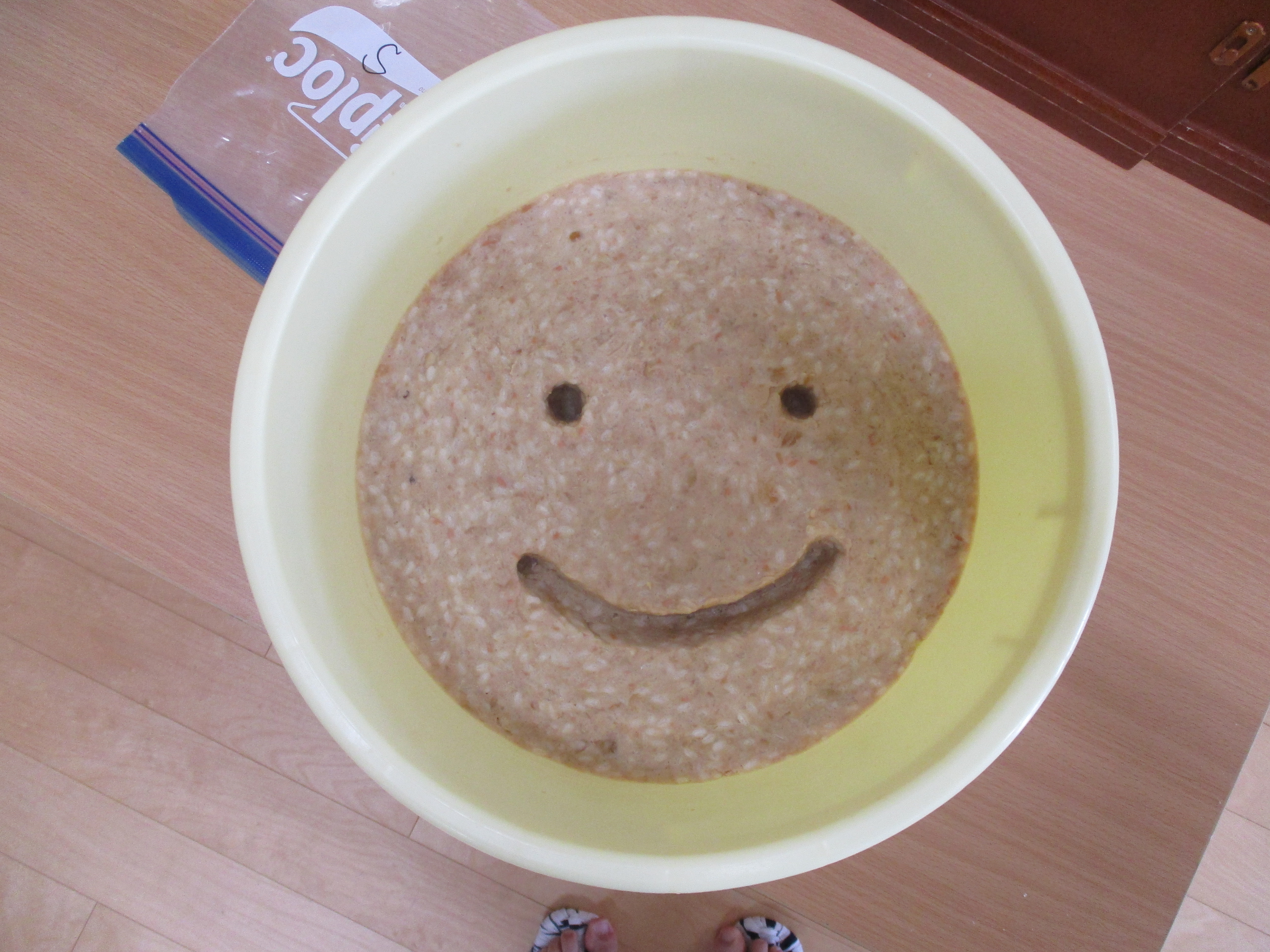 大豆を潰して麹と塩を混ぜました！　１月にどんなお味噌が出来上がるか楽しみです♪