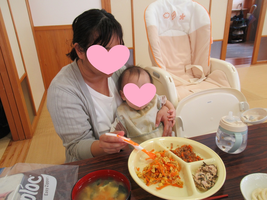 ママと一緒にモグモグ♡