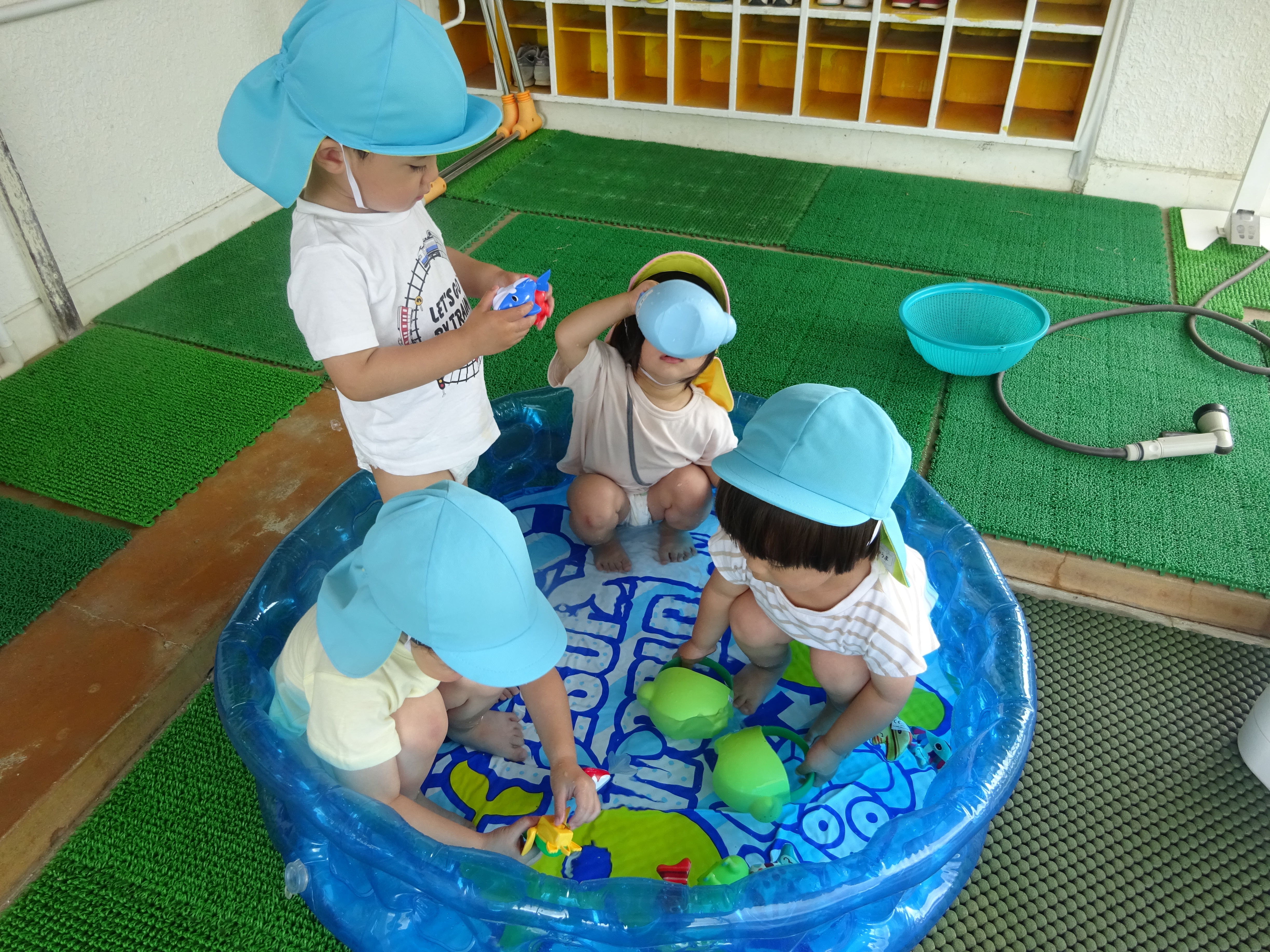 うさぎ組さんはビニールプールで水遊びです