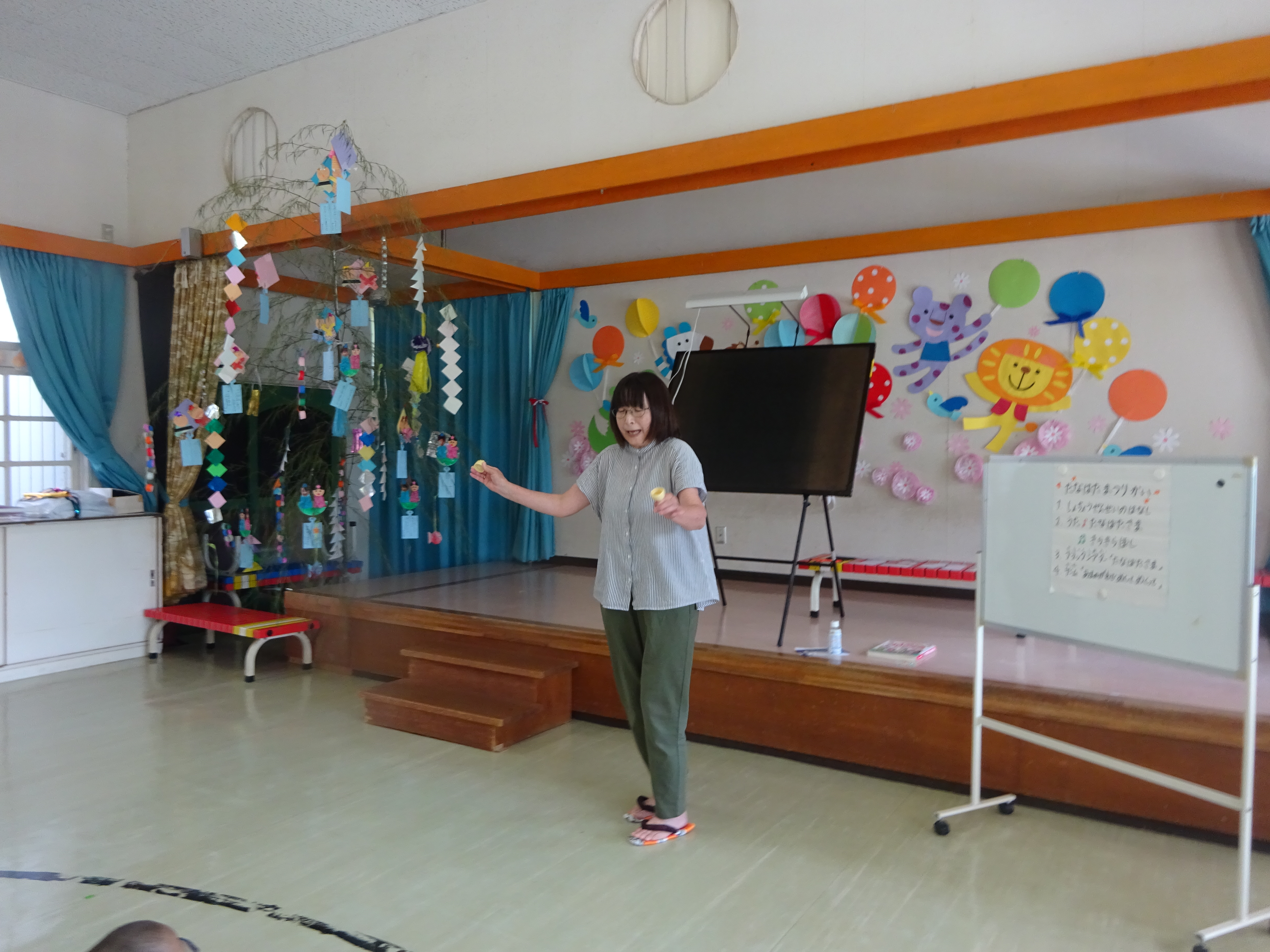 マジシャンの所長先生、子どもたちはびっくり大喜び！！