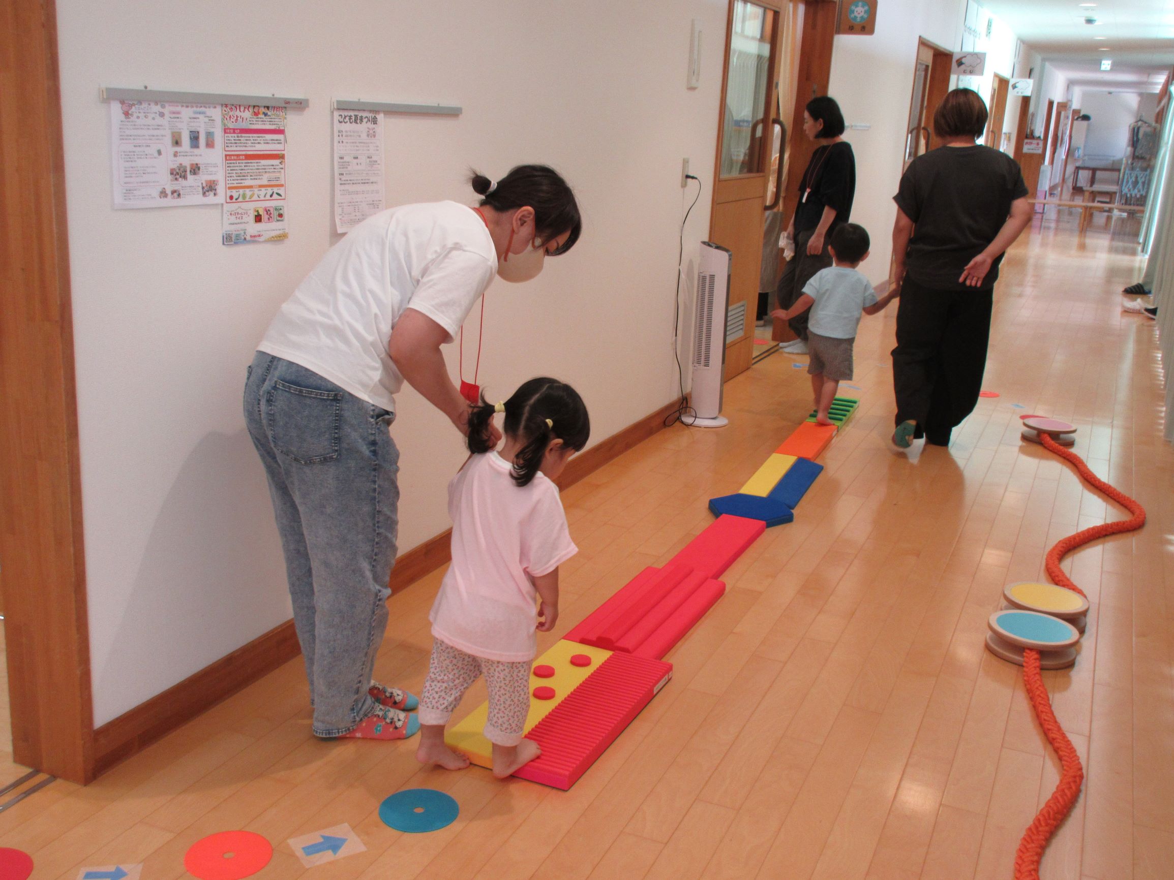 テンダ―ロープやステップ台の上を感触を味わいながら歩いたよ。