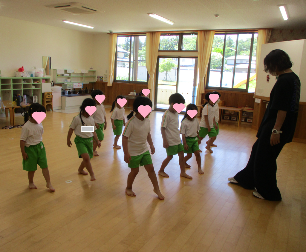 先生の真似をして かっこよくステップ