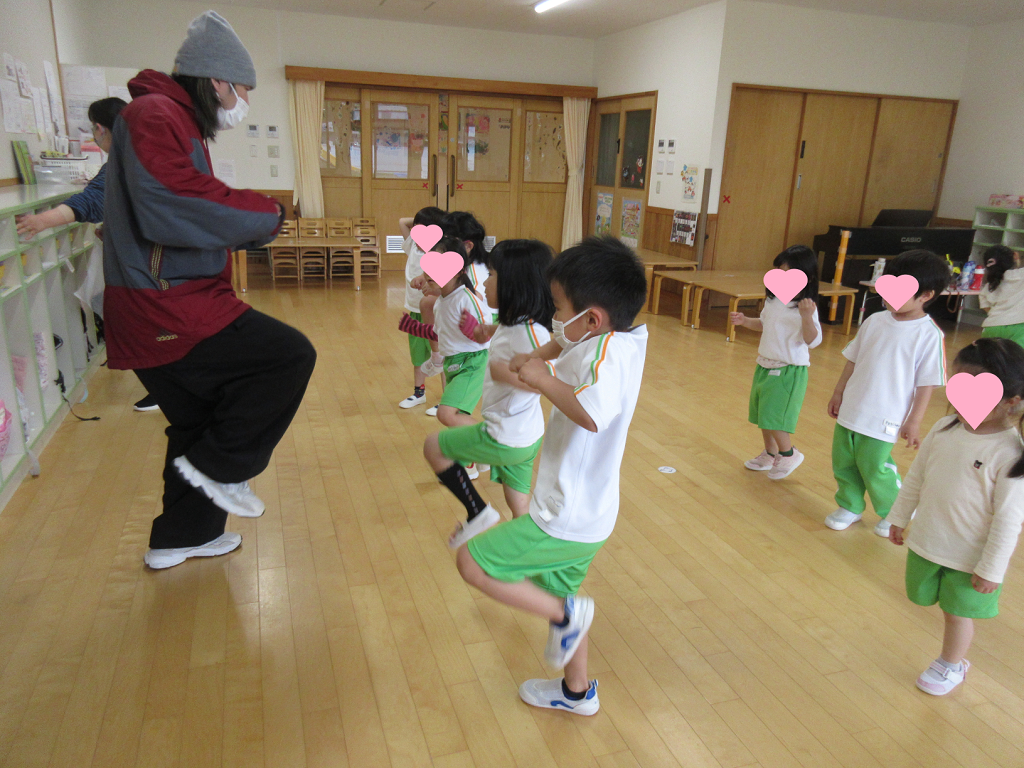 「ライラック」の音楽に合わせたダンスが段々仕上がってきました！