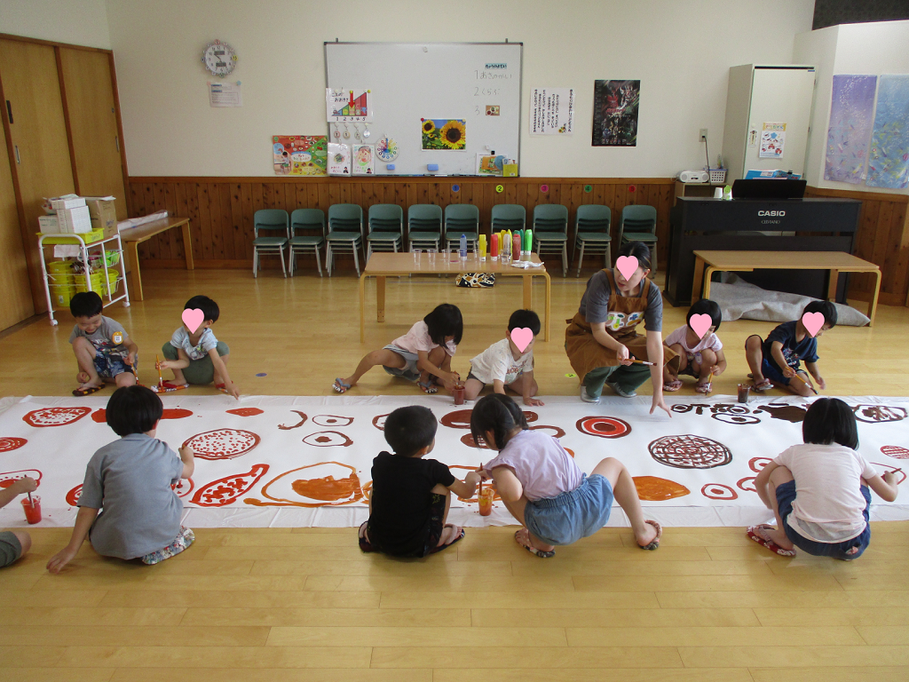 大きな紙に それぞれ思い思いのひまわりを ダイナミックに描いてみました☆