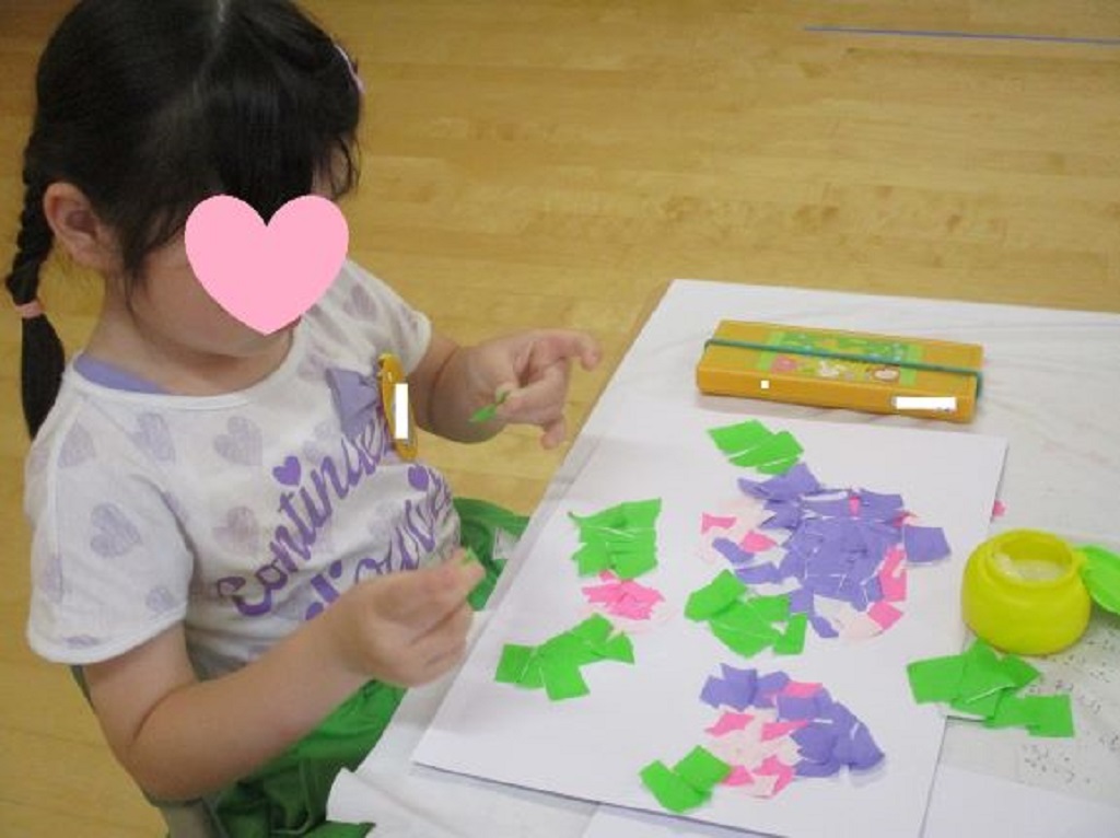 折り紙を手で小さくちぎって、 あじさいを製作しました。