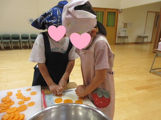 ハートやくまさん、お花など、かわいい型抜きをたくさんしました♪