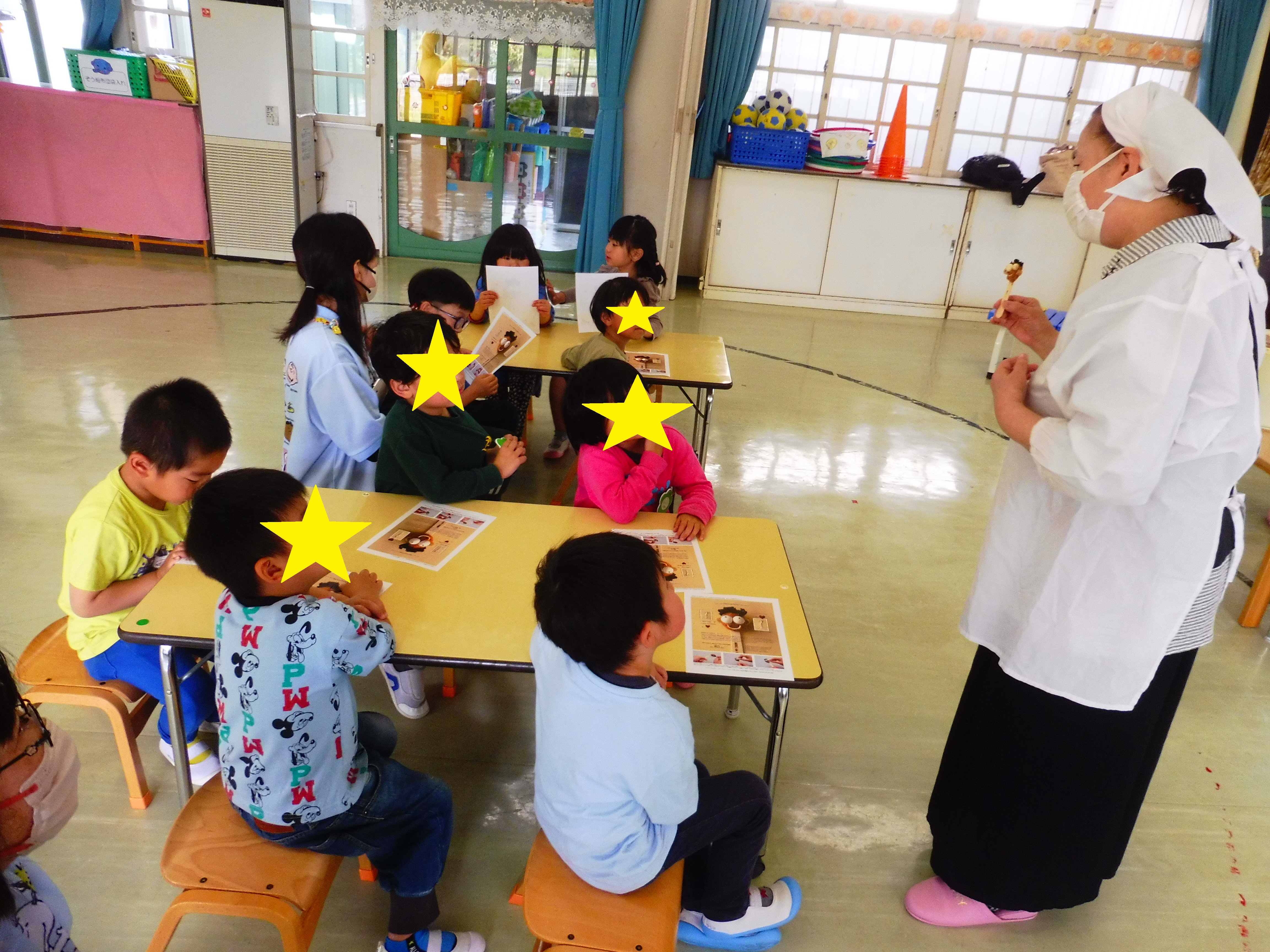 わくわくしながら話を聞く子どもたち