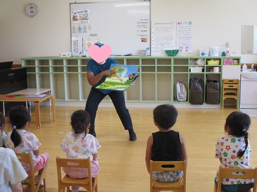 「３匹のこぶた」の紙芝居では、こぶたとおおかみとのやりとりが英語でも面白く、喜んでみていました！