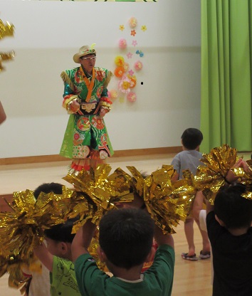 キラキラ衣装がかっこいい八島さんと一緒にレッツ ダンス!!