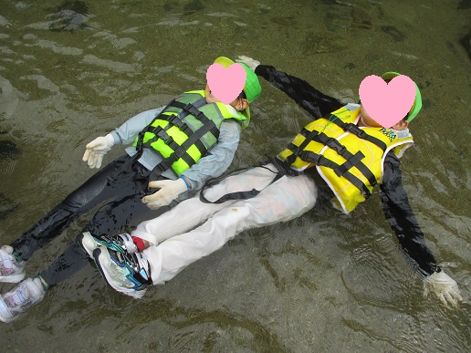 水に浮かぶのって気持ちいいね～♪ 水のお布団みたい！！