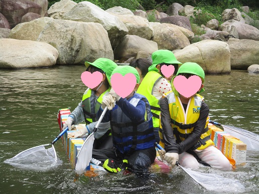 手作りのいかだに4人で乗れたよ♪ 乗り心地最高(*^▽^*)