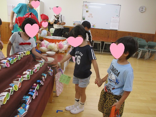 お兄さんやお姉さんに手をつないでもらって一緒にお買い物♪♪