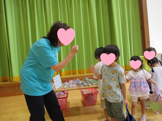 園長先生とのじゃんけんコーナー!ごほうびをもらって嬉しかったよ♪