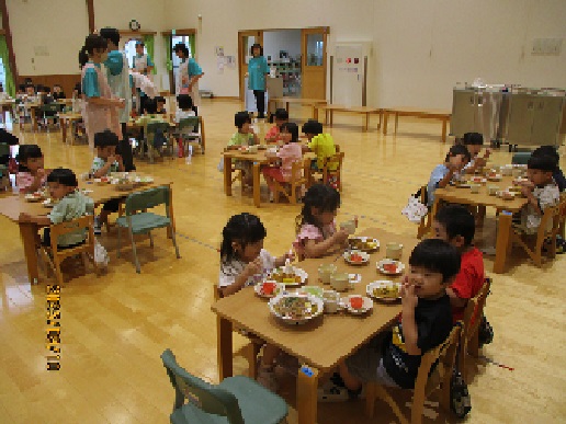 異年齢児のお友だちと一緒に会食♪♪