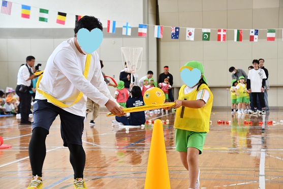 ５歳児親子競技♪ボールを落とさないように工夫して運びました♪