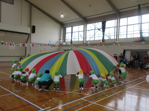 ４、５歳児のバルーンでは、心をひとつに頑張りました♪