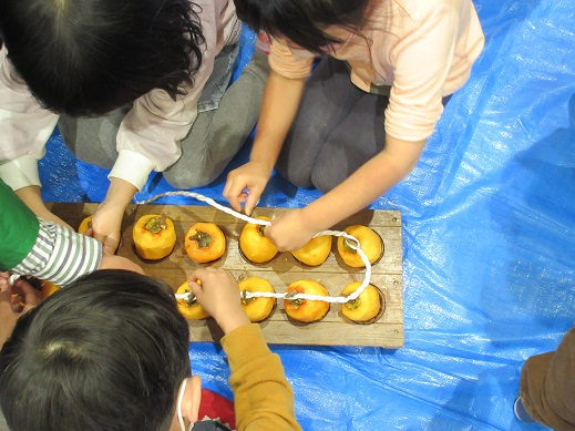 紐の付け方も教えてもらい、みんなで挑戦しました♪