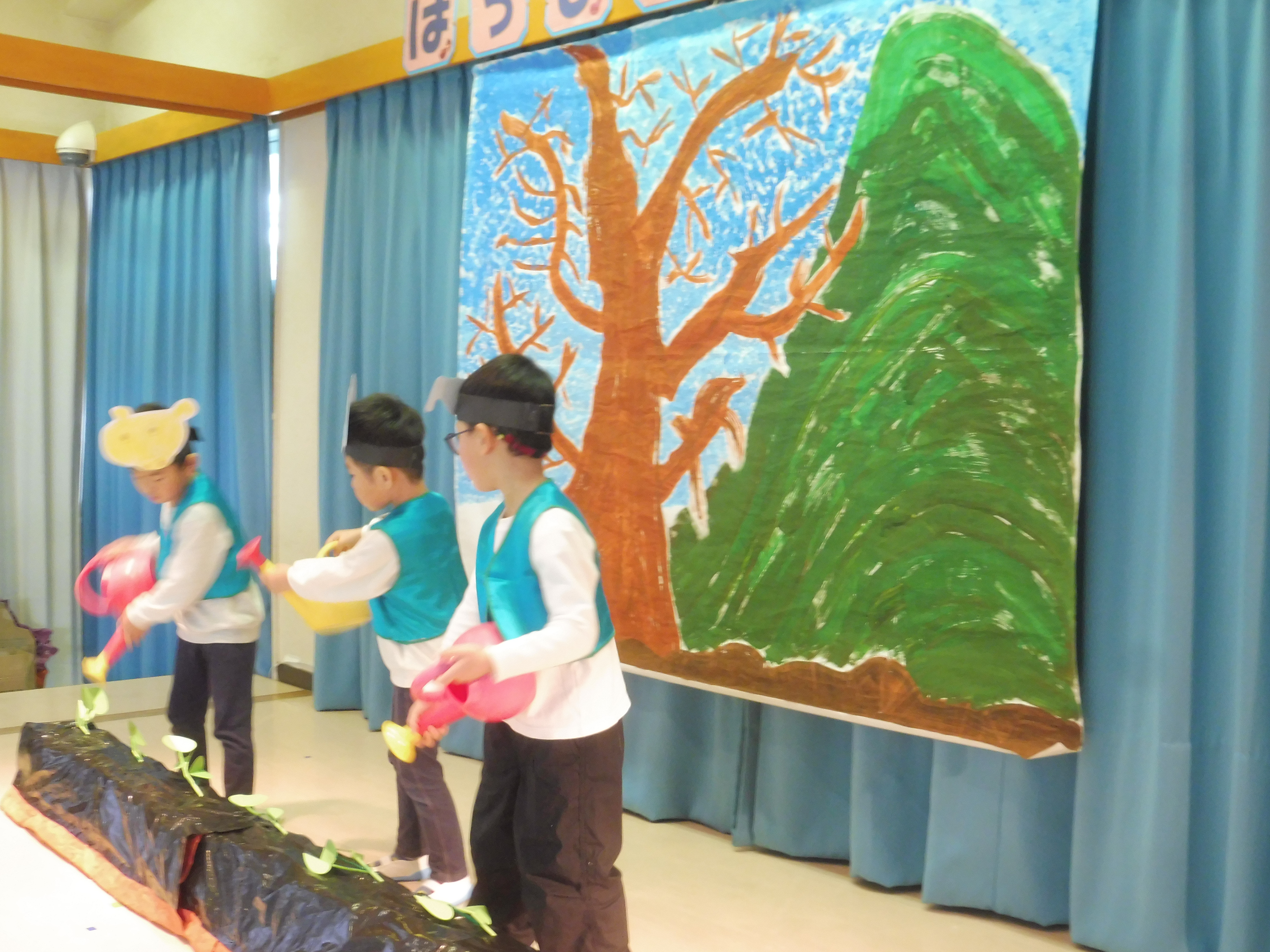 ぞう組　劇：おおきなさつまいも！「大きくなーれ！」と水かけ中です