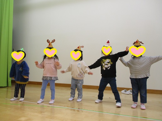 手作りのサンタとトナカイの帽子を被って レッツ ダンス♪