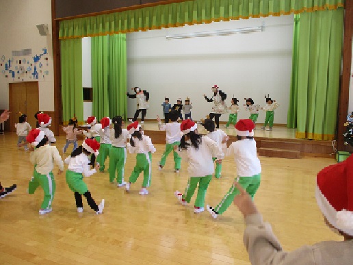 「サンタが街にやってくる」の曲に合わせて、みんなで踊ったよ!