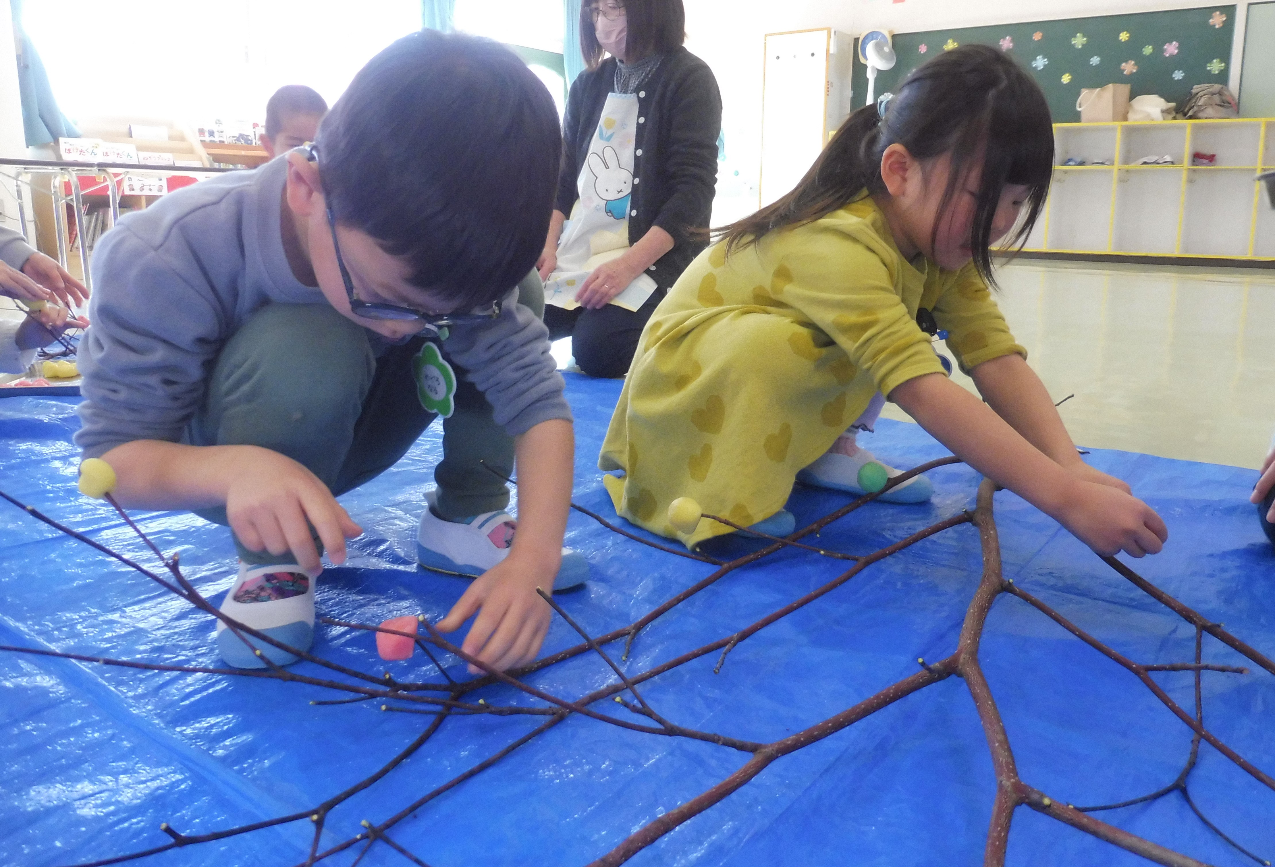 茹でた団子を水木にさします