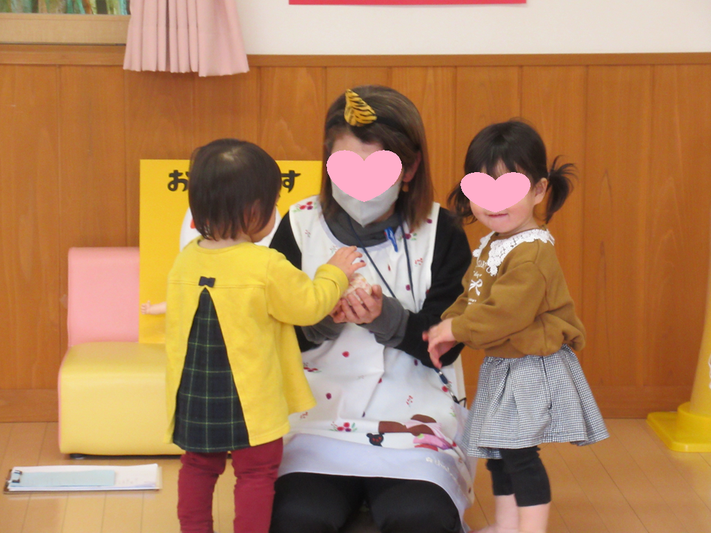 お手玉を豆に見立てた触れ合いあそびをしたよ