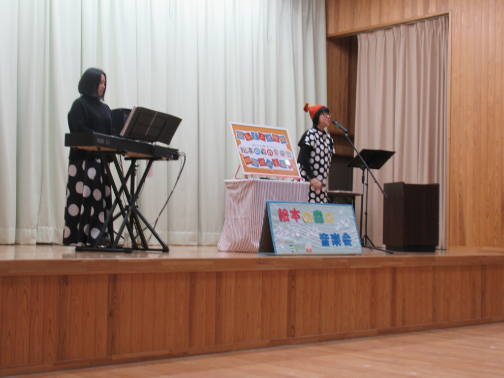 お揃いの水玉模様の衣装がお似合いのお二人。可愛い声と素敵なピアノにうっとり♡