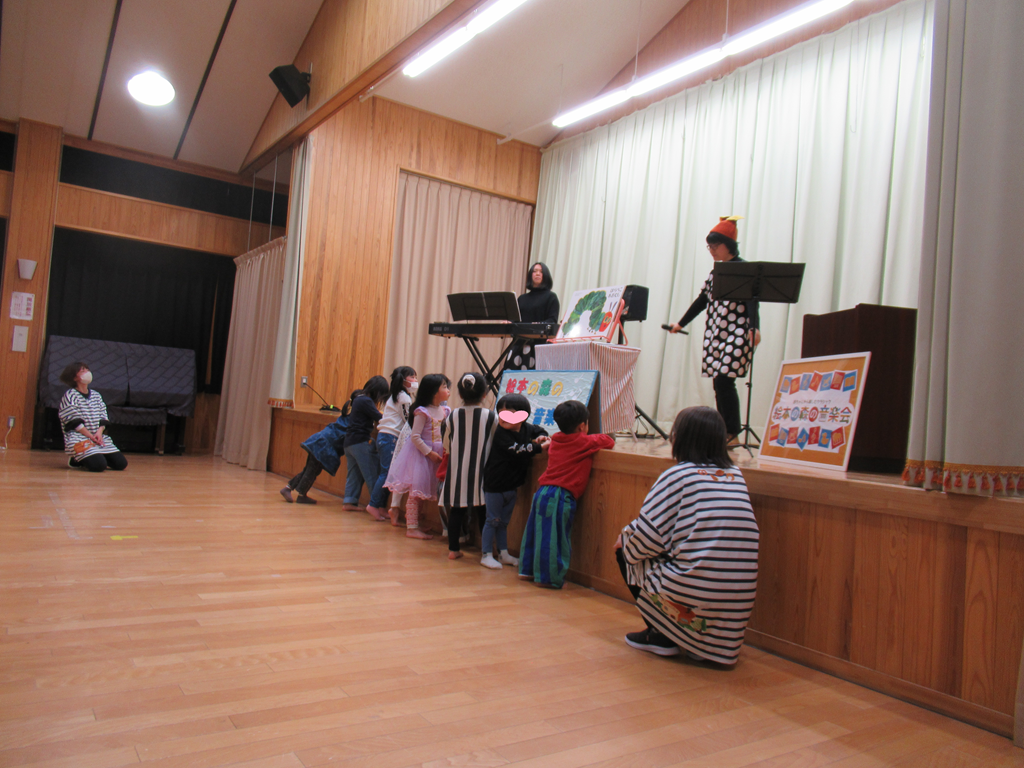 大好きな絵本を見つけて、立ち見のお客さんたち発見！