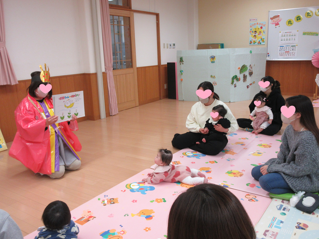 春にちなんだおはなし会の様子です。小さいお友だちもじっと見てくれました。