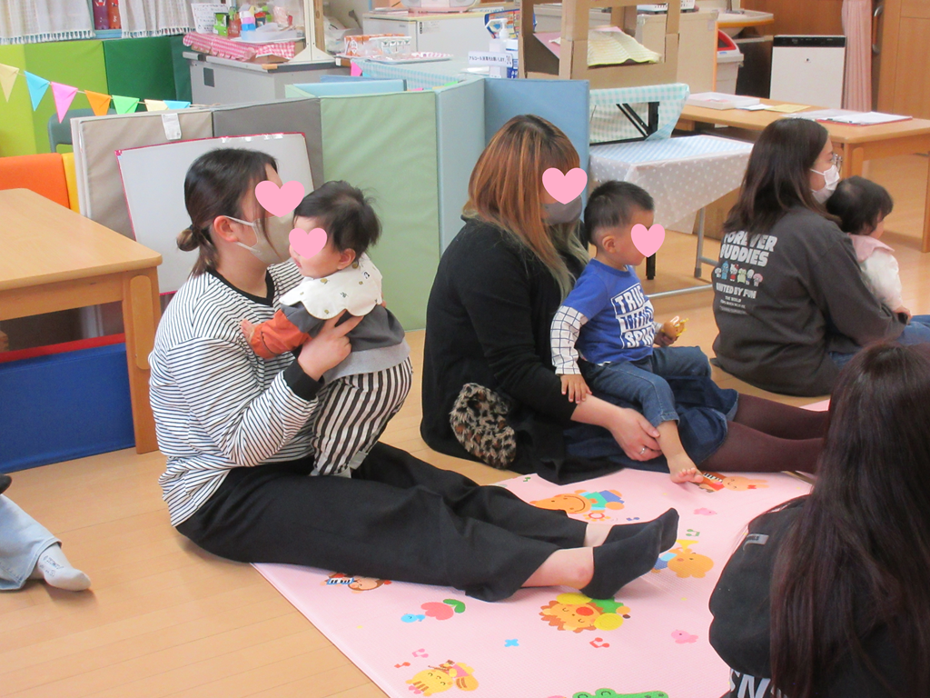 ふれあい遊び「バスにのってゆられてる~♪」