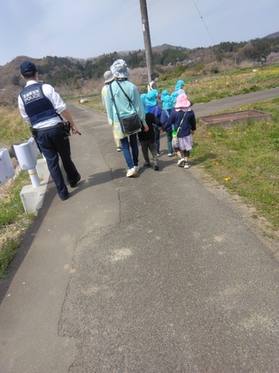 おまわりさんと一緒に散歩をしながら交通ルールの確認をしました
