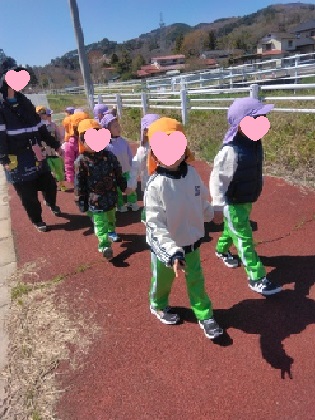 ５歳児さんは４歳児さんと手をつないでお散歩です♪