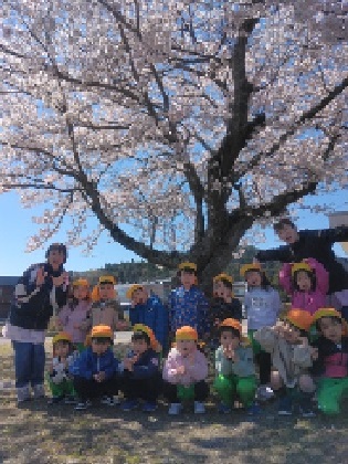 丸森駅の桜の木の下で記念撮影です(*'ω'*)