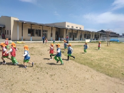 広い園庭で、おもいきり走ってサッカーを楽しみました♪