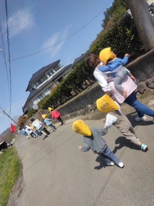防災頭巾をつけて避難します