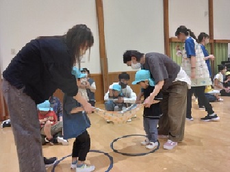 ボールが落ちないように、そーっと歩こう！