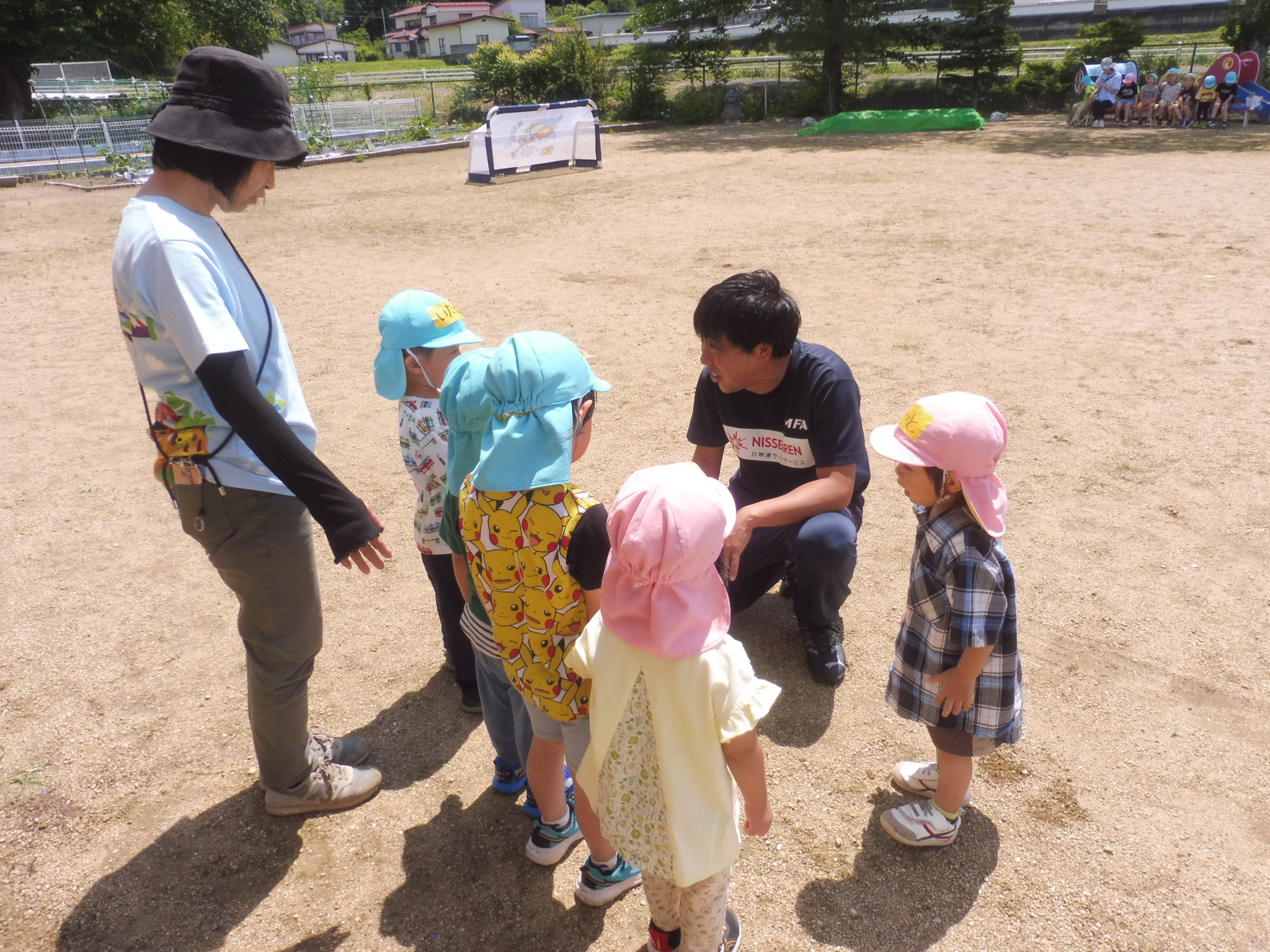 コーチの話を真剣に聞く子ども達