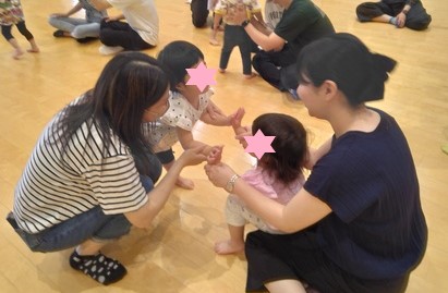 お友だちと手と手を合わせて、トントントン♪