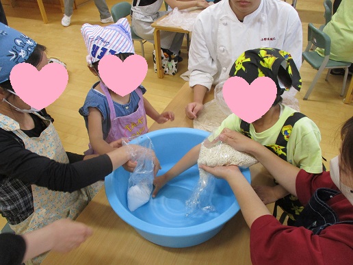 米麹と塩を混ぜま～す♪