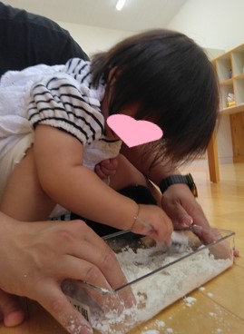 手で握ったり、揉んだりして感触を味わいました